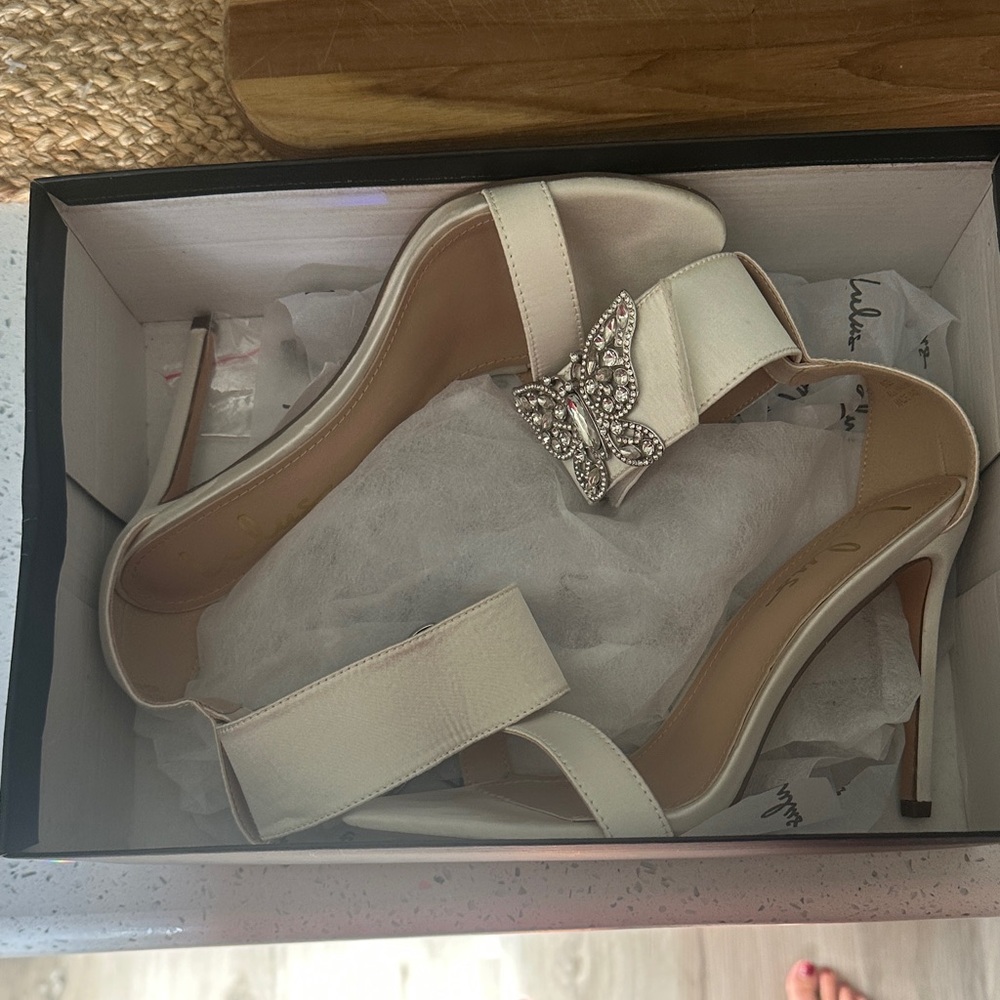 Lulu's Elegant Silver Butterfly Heels - Picture 5 of 5